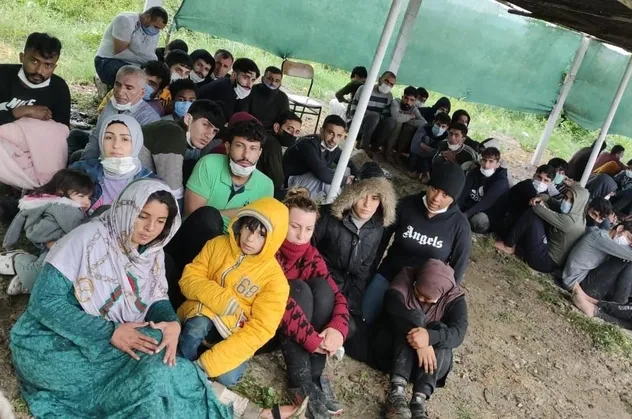 Son dakika: Yunanistan'dan göçmenlere insanlık dışı muamele! Eşyalarını alıp aç susuz bıraktılar