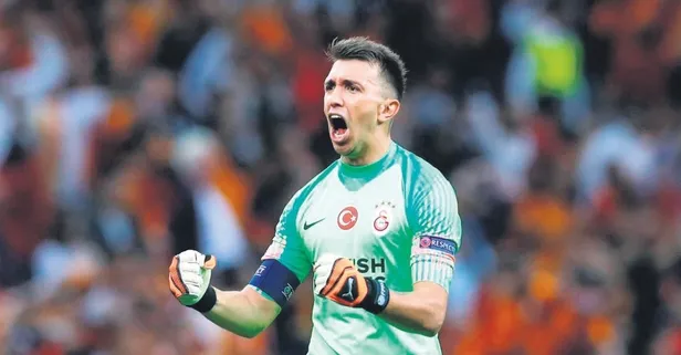 Galatasaray yıldız kalecisi Fernando Muslera ile yeni kontrat konusunda el sıkıştı! 2,5 milyon Euro’luk maaşı da aşağı çekilecek...