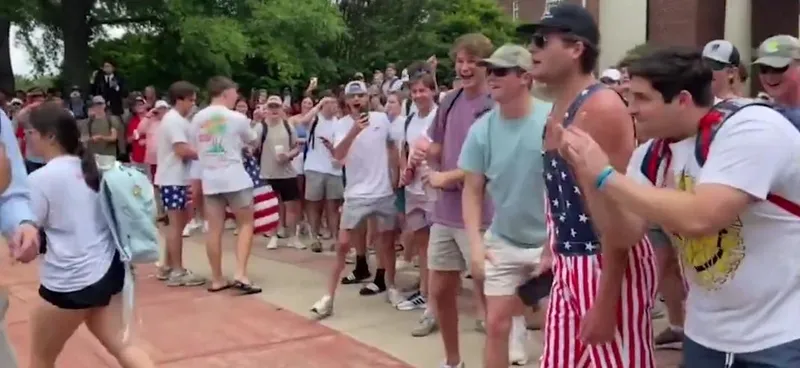 ABD'de katil İsrail yanlıları, Gazze'deki katliamı protesto eden siyahi kadınla maymun taklidi yaparak dalga geçti-4