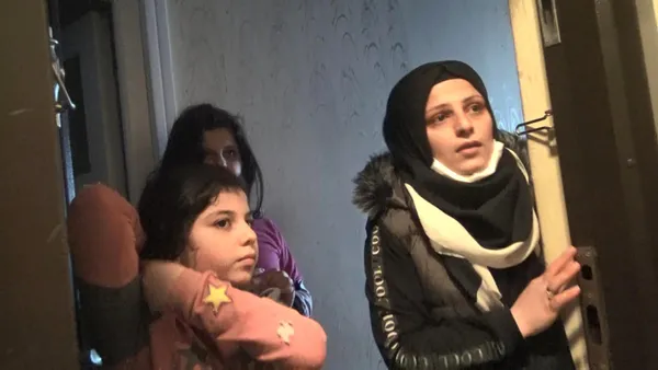 istanbulda-panik-anlari-iki-kardesi-anneleri-uyandiramadi-itfaiye-devreye-girdi-kapi-acilinca-rahat-nefes-alin-1650869048393.jpg İstanbul'da panik anları! İki kardeşi anneleri uyandıramadı itfaiye devreye girdi: Kapı açılınca rahat nefes alındı-3