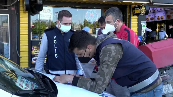 tisortuyle-de-mesaji-verdi-ama-kisitlamada-nisanlisina-cicek-goturen-genc-3-bin-460-tl-ceza-yedi-1621073290894.jpg Tişörtüyle de mesajı verdi ama... Kısıtlamada nişanlısına çiçek götüren genç 3 bin 460 TL ceza yedi-4