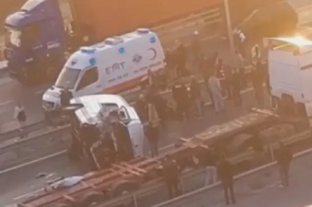 Son dakika: Beylikdüzü'nde TIR'a arkadan çarpan servis minibüsü devrildi: Çok sayıda yaralı var