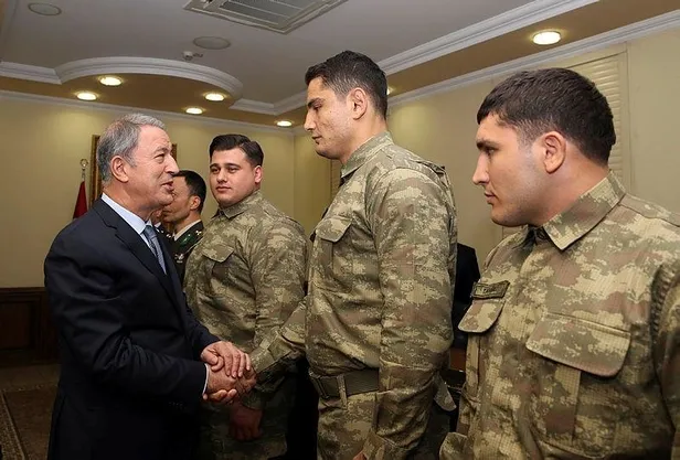 milli-savunma-bakani-hulusi-akar-madalya-kazanan-gurescileri-kabul-etti-1572623737437.jpeg