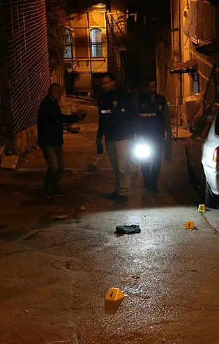 İzmir'de yol verme tartışması silahlı ve bıçaklı kavgaya dönüştü: 6 yaralı