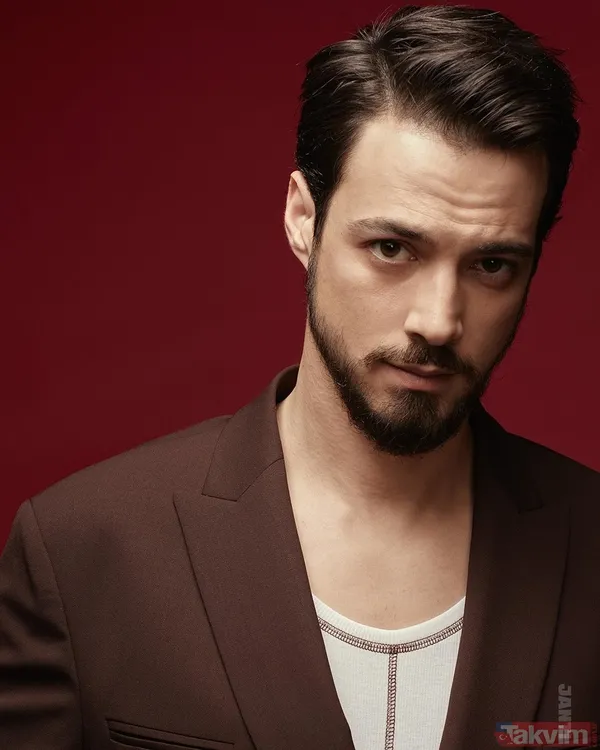 Mert Yazıcıoğlu ile Kerem Bürsin tatilde! İkilinin tekne pozu sosyal medyayı salladı! “Tek rakibim Kerem Bürsin” demişti... - 1