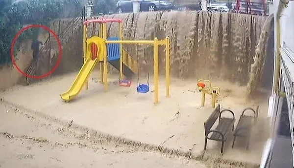 samsunda-sel-felaketinde-canini-zor-kurtardi-dehset-dolu-o-anlar-kamerada-1686065370921.jpeg Samsun'da sel felaketinde canını zor kurtardı! Dehşet dolu anlar kamerada!-3