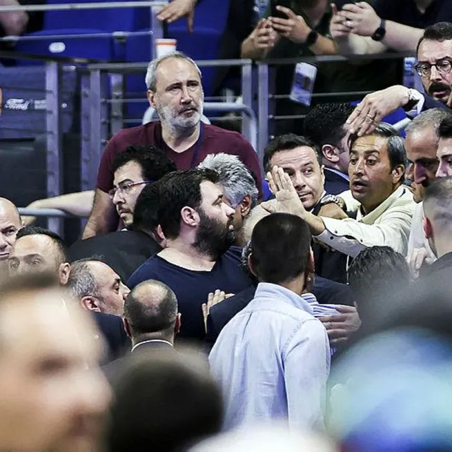 Fenerbahçe Kongresinde kavga! Üyeler birbirine girdi