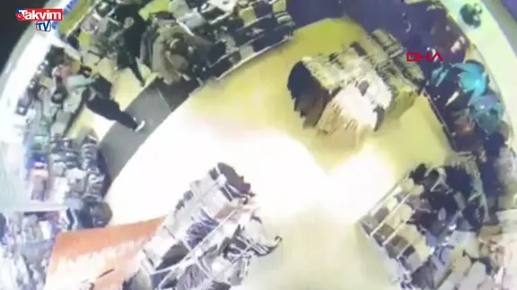 AVM'lerde kılık değiştirip turist gibi davranan hırsızlık şüphelisi 2 kişi yakalandı