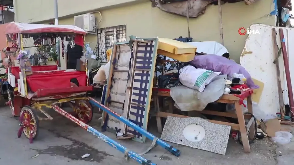 Mersin'de çöp evden tonlarca atık çıkarıldı
