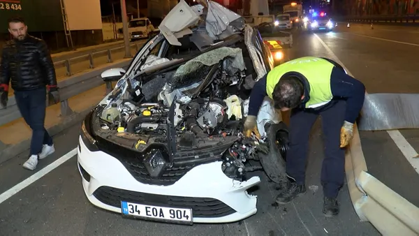 istanbulda-feci-kaza-bariyer-otomobile-ok-gibi-saplandi-surucu-hayatini-kaybetti-1638418375281.jpg