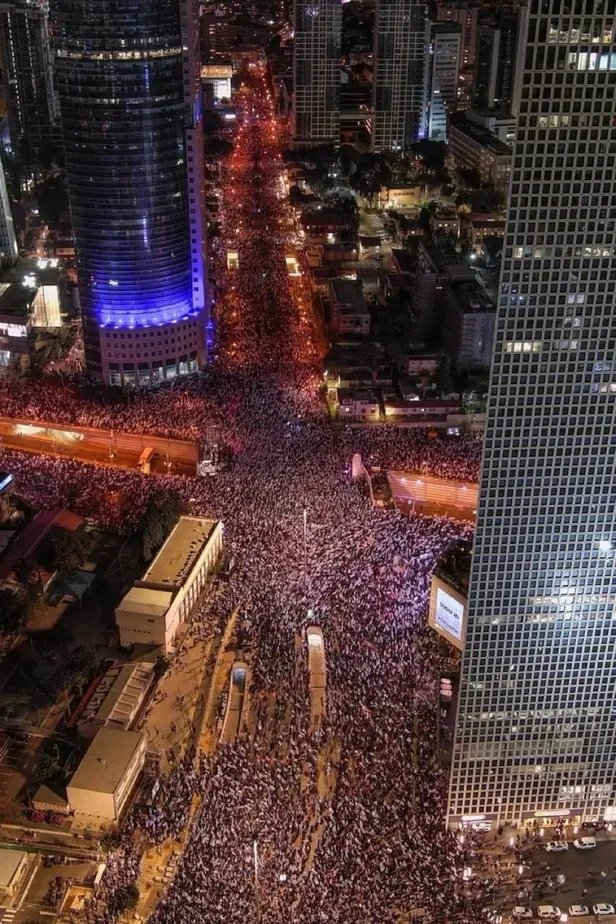 israilde-yuzbinlerce-kisi-sokaklara-dokuldu-ic-savas-uyarisi-verildi-netanyahunun-evinin-onundeki-barikat-yiki-1679871270731.jpeg 6'lı koalisyon İsrail'i iç savaşa sürüklüyor! Netahyahu'dan geri adım: Tartışmalı yargı reformunu erteledi! Göstericiler vazgeçmiyor-30