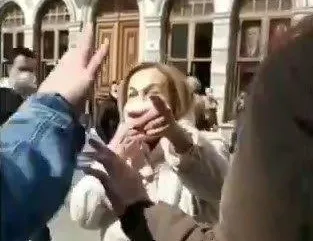 Çarşaflı genç kızlara saldırı