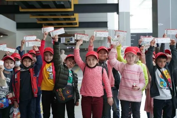 THY’den 23 Nisan sürprizi: 46 çocuk uçakla tanıştı-3
