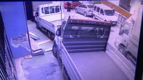 kagithanede-korku-dolu-anlar-sofor-kamyonetiyle-otomobil-arasinda-sikisti-1709035164995.jpeg Kağıthane'de korku dolu anlar: Şoför kamyonetiyle otomobil arasında sıkıştı-4