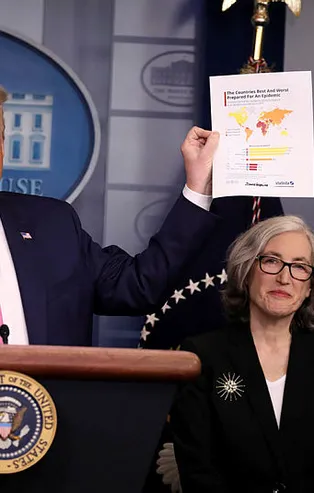 ABD Başkanı Donald Trump'ın elindeki Koronavirüs haritasında Türkiye detayı!