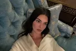 Moda ikonunun tercihi Türk edebiyatı oldu: Kendall Jenner'dan Kürk Mantolu Madonna paylaşımı