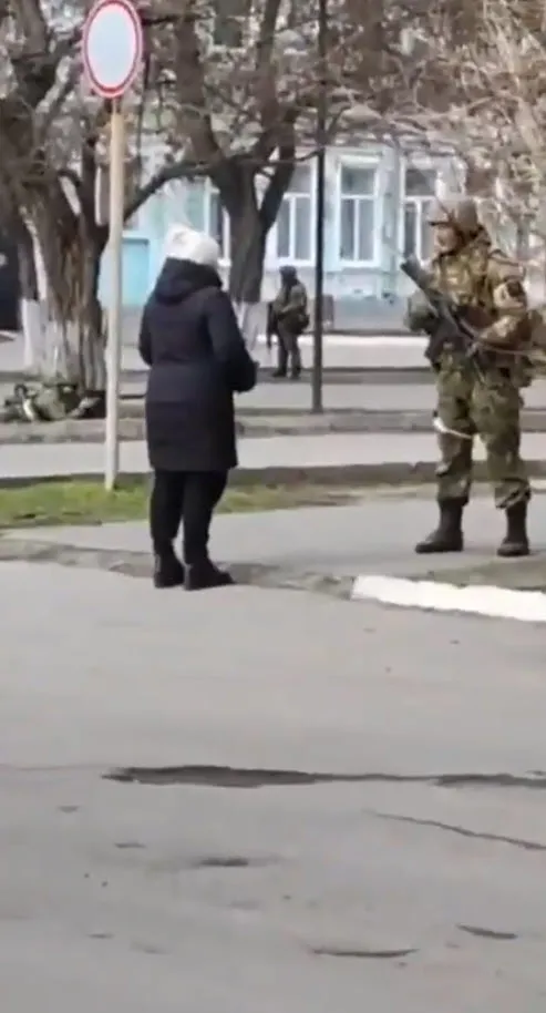 rusya-ukrayna-savasi-ukraynali-kadin-rus-askerine-boyle-ders-verdi-burasi-benim-topragim-siz-isgalciniz-1645875574011.jpg Rusya Ukrayna savaşı! Ukraynalı kadın Rus askerine böyle ders verdi “Burası benim toprağım siz işgalciniz”-6
