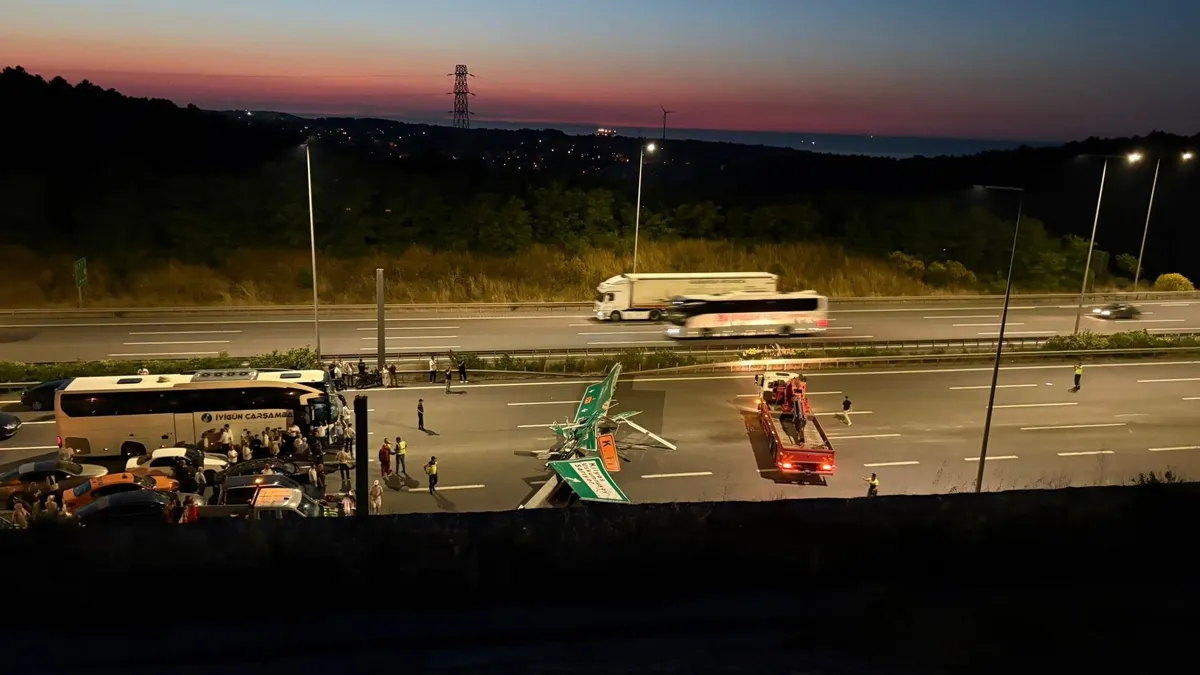Kuzey Marmara Otoyolu'nda tabela devrildi: Yol kısa süre içerisinde trafiğe açıldı-3