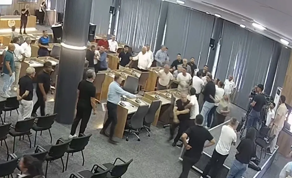 1784294588314.jpeg Toroslar’da meclis karıştı: CHP’li başkan arbede çıkardı-2