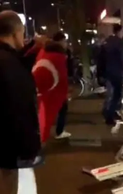 Hollanda polisinden gurbetçilere müdahale!