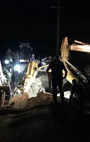 Bursa'da göçük altında kalan işçi 8 saat sonra kurtarıldı