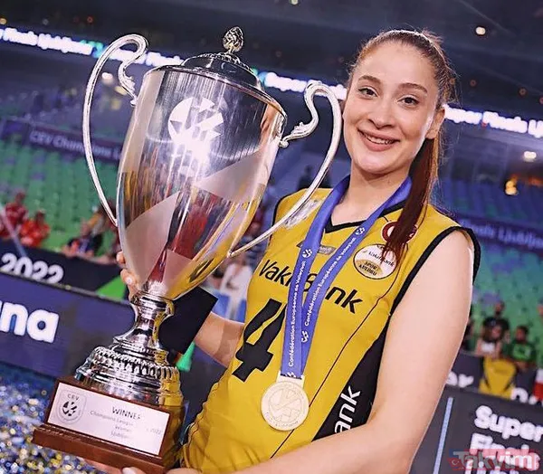 Zehra Güneş'in derin göğüs dekoltesi bir yana sevgilisi bir yana! Biri hep oturuyor! Tuğba Şenoğlu'nun nişanında... - 2