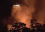 Fatih’te gecekondu alev alev yandı