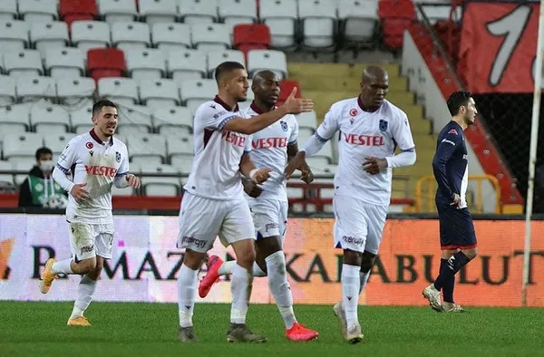 trabzonspor-antalyada-beraberligi-son-anda-kurtardi-antalyaspor-1-1-trabzonspor-mac-sonu-ozet-1610820974722.jpeg
