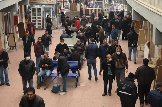 Son dakika: İzmir'de endişelendiren görüntü! Sosyal mesafe kuralına uymadılar