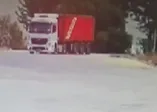 TIR'ların kavşakta çarpışma anı kamerada