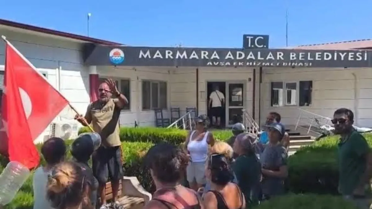 Avşa Adası'nda su kesintisine isyan eden vatandaşlar CHP'li belediyeye tepki göstererek boş bidonlarla eylem yaptı