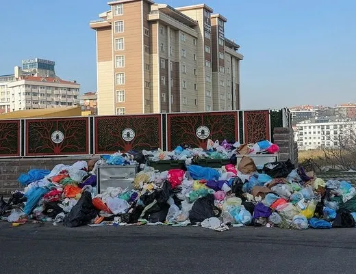 Çöp yığınları vatandaşı çıldırttı! CHP’li belediyeye tepki yağıyor