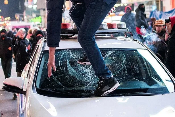 ABD'de polisin darbettiği 29 yaşındaki genç üç gün sonra hayatını kaybetti sokaklar karıştı! Dehşet anlarının görüntüsü ortaya çıktı-7