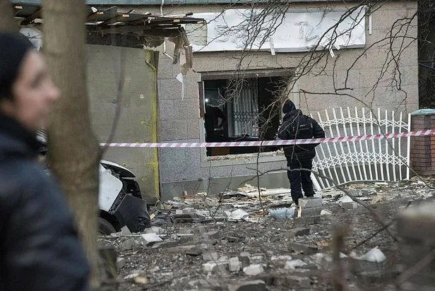 son-dakika-2023un-ilk-saatlerinde-ukraynanin-baskenti-kievde-patlama-sesleri-hava-savunmasi-calisiyor-1672529624924.jpeg