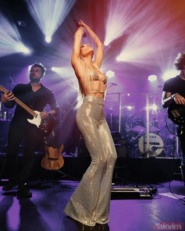 Gülşen sırt ve göğüs dekolteli mini elbisesiyle sahne aldı! Sosyal medyada yine yorum yağdı: “Bu kadın giyinmeyi unutuyor” - 15