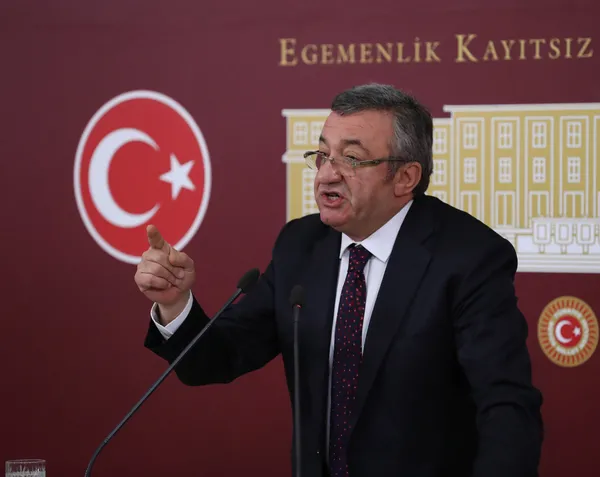 kilicdarogluna-yakin-gurbuz-capandan-zoom-cuntasina-sagli-sollu-senin-anan-guzel-mi-herkes-haddini-bilmeli-1692419754465.jpg Kılıçdaroğlu'na yakın Gürbüz Çapan'dan 'Zoom cuntası'na sağlı sollu: Senin anan güzel mi? Herkes haddini bilmeli-6