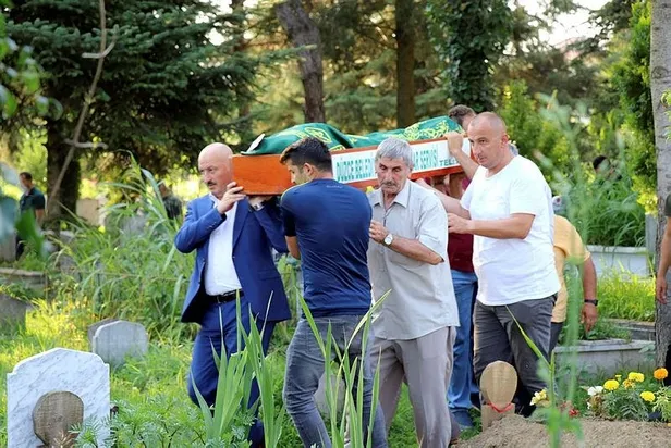Selde hayatını kaybeden anne ve kızları defnedildi-2