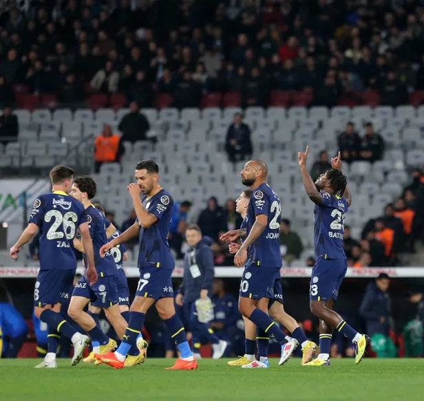 fenerbahce-istanbulspor-karsisinda-gol-oldu-yagdi-5-2-batshuayi-hat-trick-yapti-1667157010515.jpg