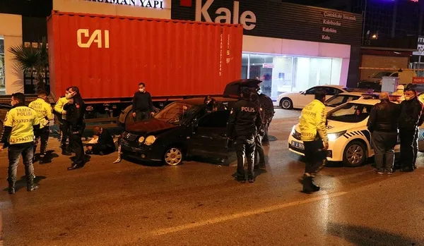 İzmir'de ehliyetsiz sürücü ortalığı birbirine kattı! Polislerden kaçtı kaza yaptı-3
