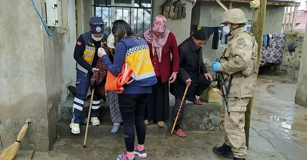 Ağrı’da rahatsızlanan yaşlı kadına Mehmetçikten yardım eli! Seferber oldular