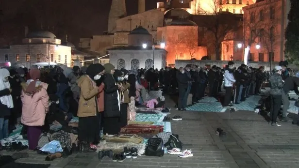 Yılın ilk sabah namazında Ayasofya Camii doldu taştı! Cemaat cami içine sığmadı-4