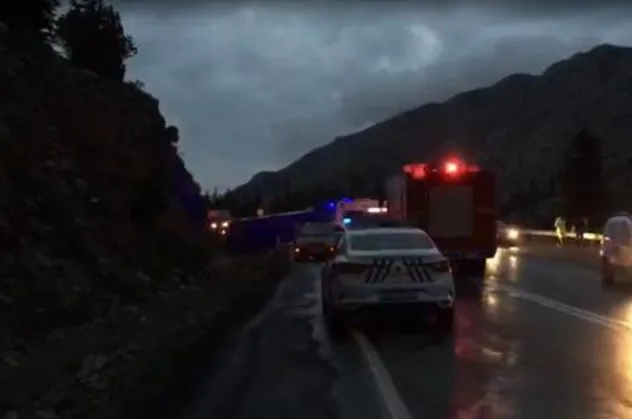 Antalya Akseki'de cezaevi aracı devrildi