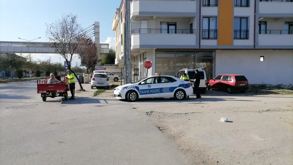 turk-polisi-hem-cezasini-keser-hem-de-magdur-etmez-araci-trafikten-men-edilen-surucunun-cocugu-polis-araciyla-1663760690128.jpg Türk polisi hem cezasını keser hem de mağdur etmez! Aracı trafikten men edilen sürücünün çocuğu polis aracıyla hastaneye götürüldü-5