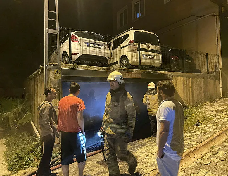 Ümraniye’de kapalı otoparkta yangın! 6 araç zarar gördü