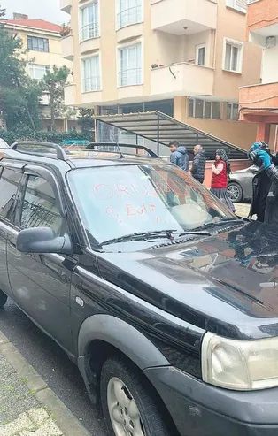 Kız arkadaşının ayrılığını yediremeyen takıntılı adam genç kadının lüks cipine rujla saldırdı