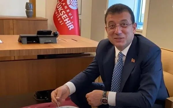 İstanbullu karla mücadele ederken balık keyfi yapan CHP'li İBB Başkanı Ekrem İmamoğlu iş PR'a gelince makamında yemek yedi-3