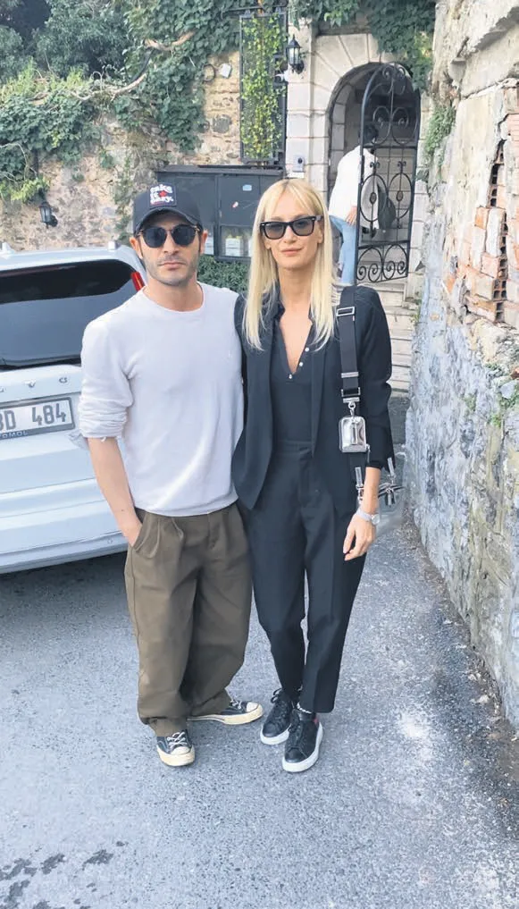 oguzhan-kocla-adim-adim-evlilige-giden-demet-ozdemirden-dugun-cikisi-1649361524121.jpg Oğuzhan Koç'la adım adım evliliğe giden Demet Özdemir'den düğün çıkışı-2