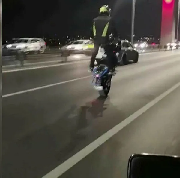 Motosikletli maganda 15 Temmuz Şehitler Köprüsü'nde böyle ilerledi-1