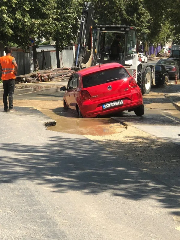 buyukcekmecede-coken-yola-otomobil-dustu-iski-calismasi-vatandaslara-kabus-oldu-1656094608997.jpg Büyükçekmece’de çöken yola otomobil düştü! İSKİ çalışması vatandaşlara kabus oldu-3