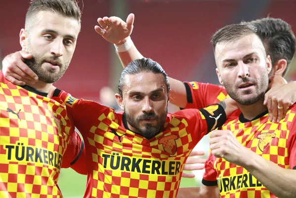 galatasaray-ilk-transferi-alpaslan-ozturk-1621533241463.jpg